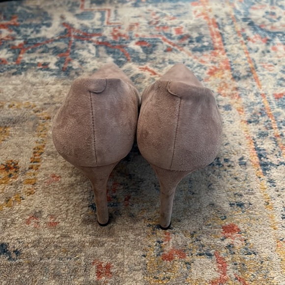 Dove Gray Suede Ann Taylor Pumps - Picture 3 of 4